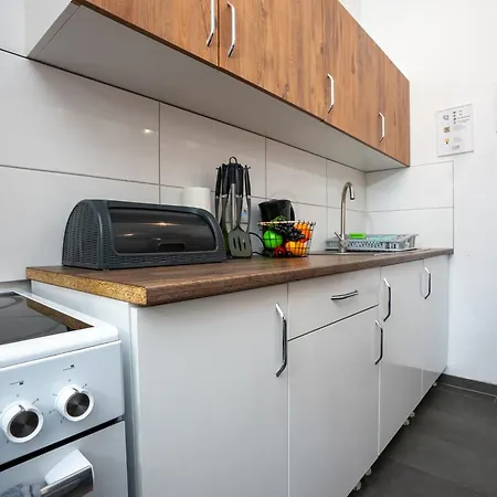 Serviceroom24 - 3 In Hoch Wlan - Smart-tv - 24-7 Check-in Und Kueche